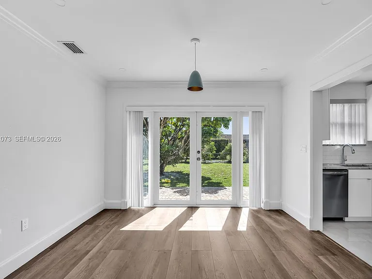 180 Carlisle Dr — Photo 10