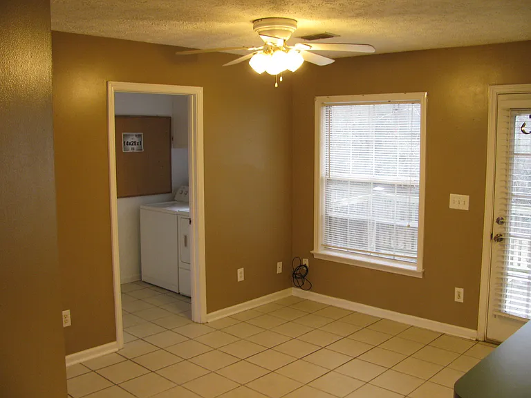 241 Magnolia Dr — Photo 4