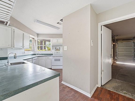 9th image of 3523 Woodland Ln