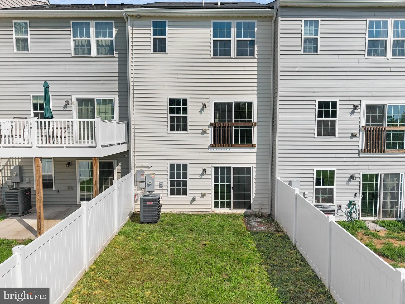 3 bed, 2.5 bath, 1720 sqft, $2,300 — Photo 3