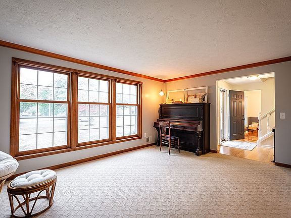 5th image of 54 Highview Cir