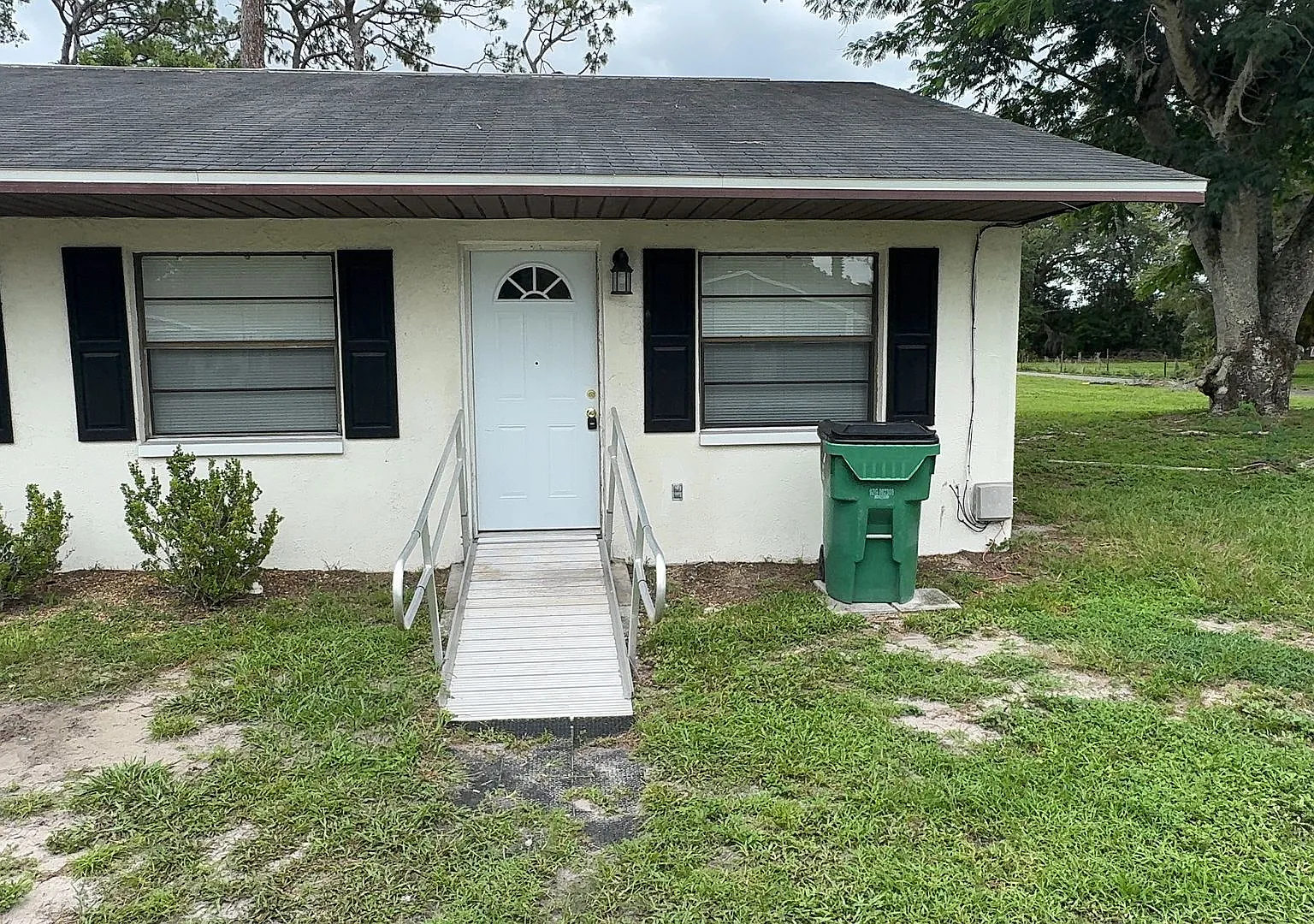 Newly Remodeled 2-Bedroom Duplex with Huge Fenced Backyard Zephyrhills — Photo 1