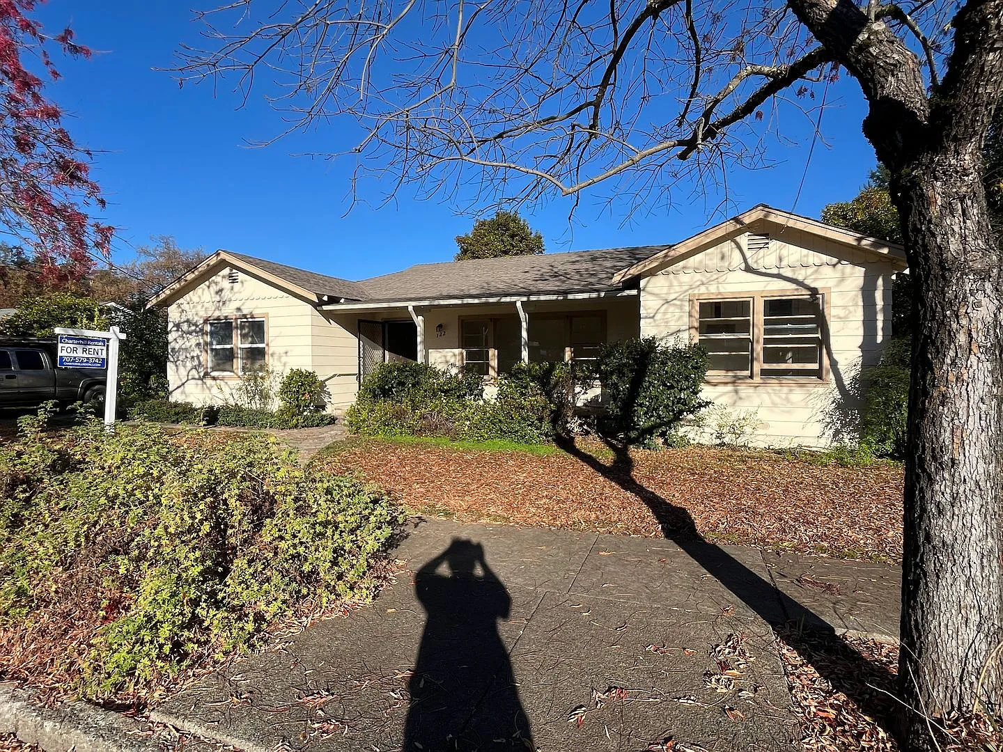Spacious home with hardwood floors and large yard convenient to downtown Cloverdale! — Photo 2