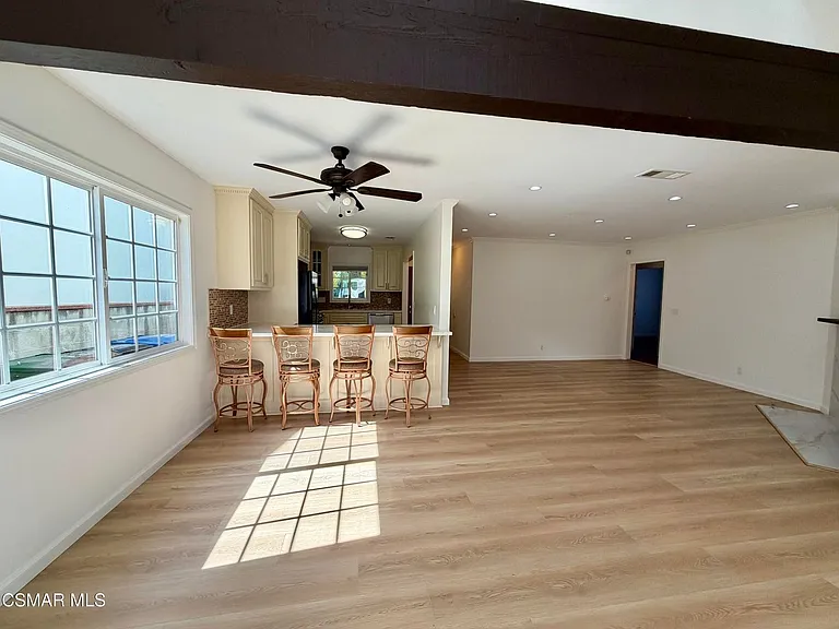 22206 Del Valle St — Photo 6