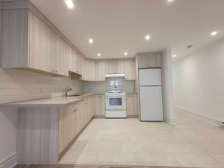 18 Coxwell Ave #LOWER — Photo 4