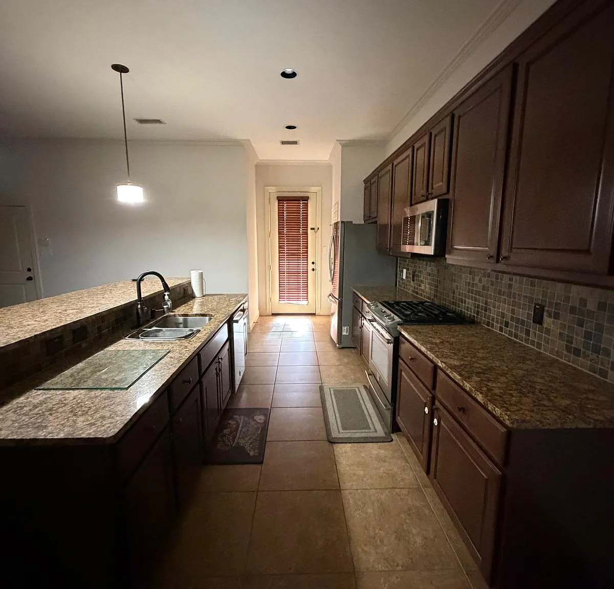 3 bed, 2.5 bath, 2366 sqft, $2,800 — Photo 3