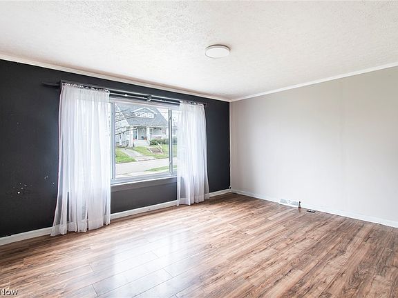 5th image of 512 E Martin St