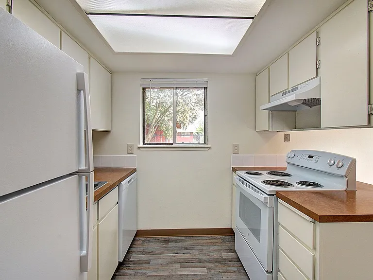 10509-10523 NE 10th St — Photo 9