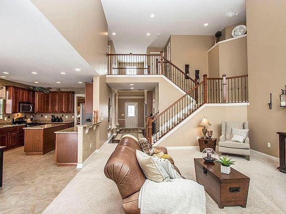 2nd image of 3205 Vinson Dr