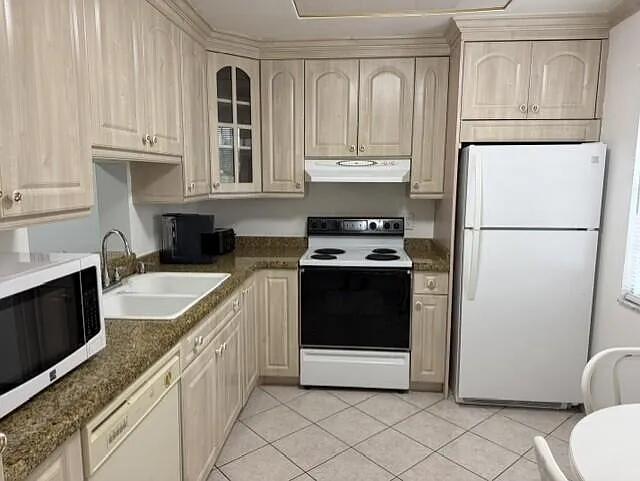 315 SE 11th Ter #203 — Photo 5