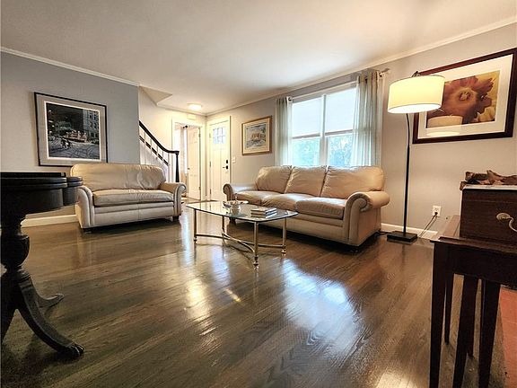 4th image of 35 Bourne Ave E