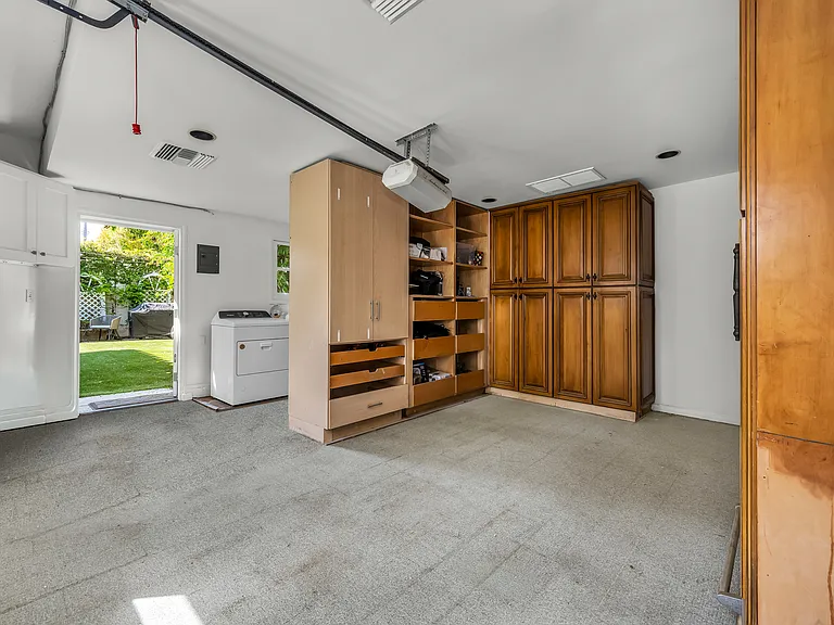1521 Midvale Ave — Photo 10