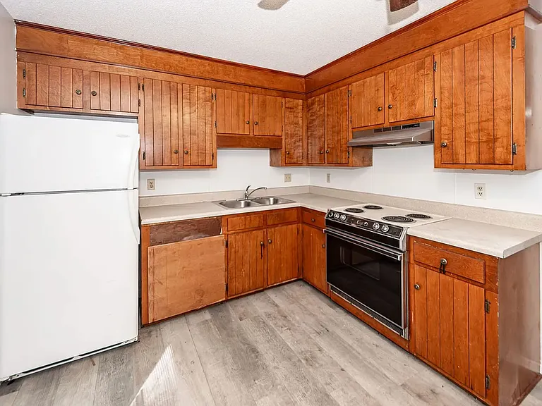 120 Colonial Ct — Photo 10