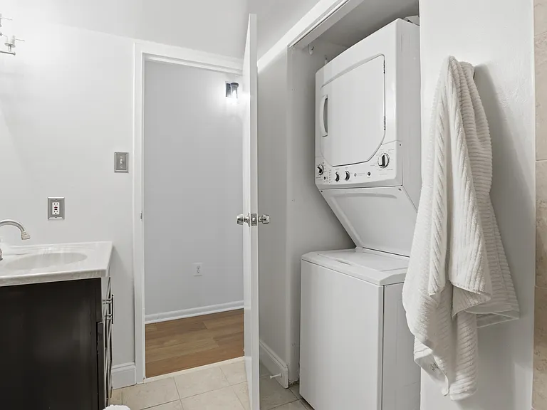 In unit Washer/ Dryer