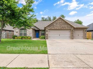 4403 W Meadow Oak Dr, Rogers, AR 72758