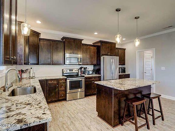4th image of 120 Camelot Dr