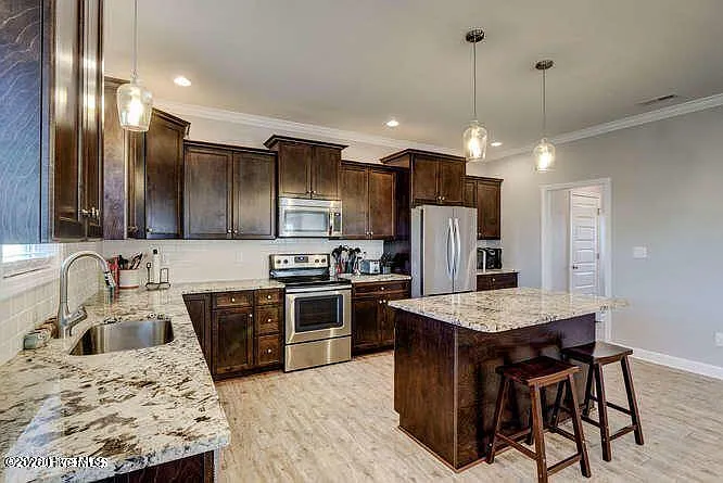 120 Camelot Dr — Photo 4