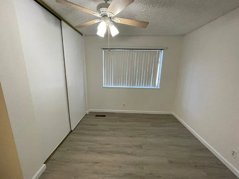 472 Lancaster Ln — Photo 16