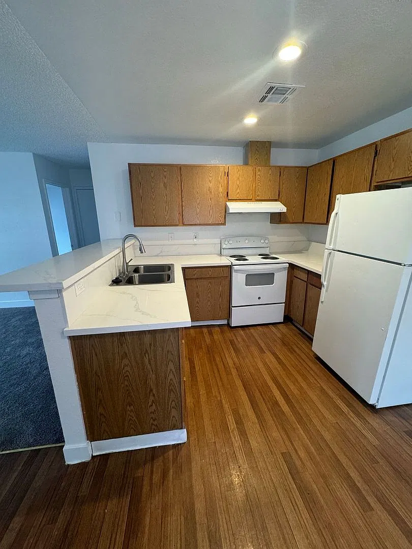 2 BED 1 Bath Modern Living! — Photo 3