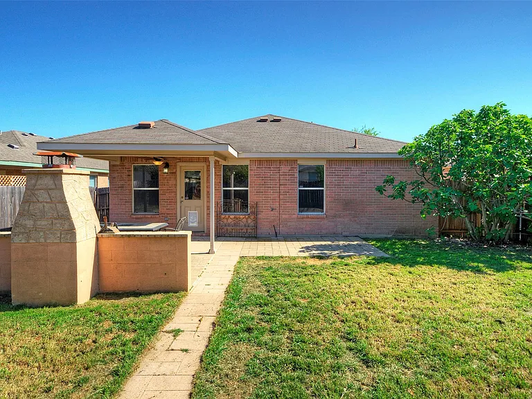 913 Dexter Dr — Photo 7