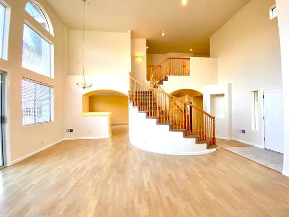 8 Lewis Cir, Salinas, CA 93906