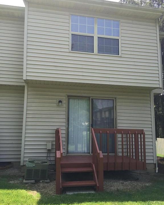 2nd image of 528 W Foxtrail Cres
