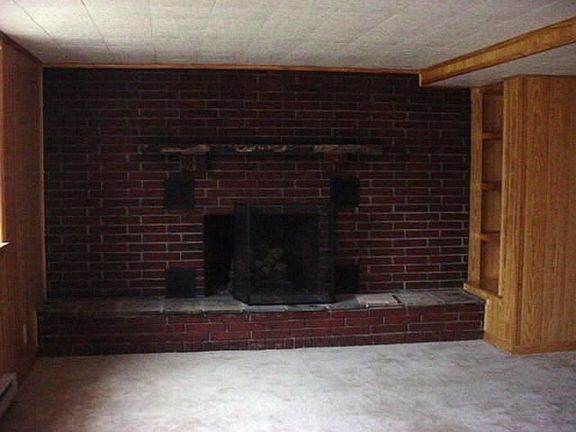 FULL WALK-OUT BASEMENT FEATURES BEAUTIFUL FIREPLACE