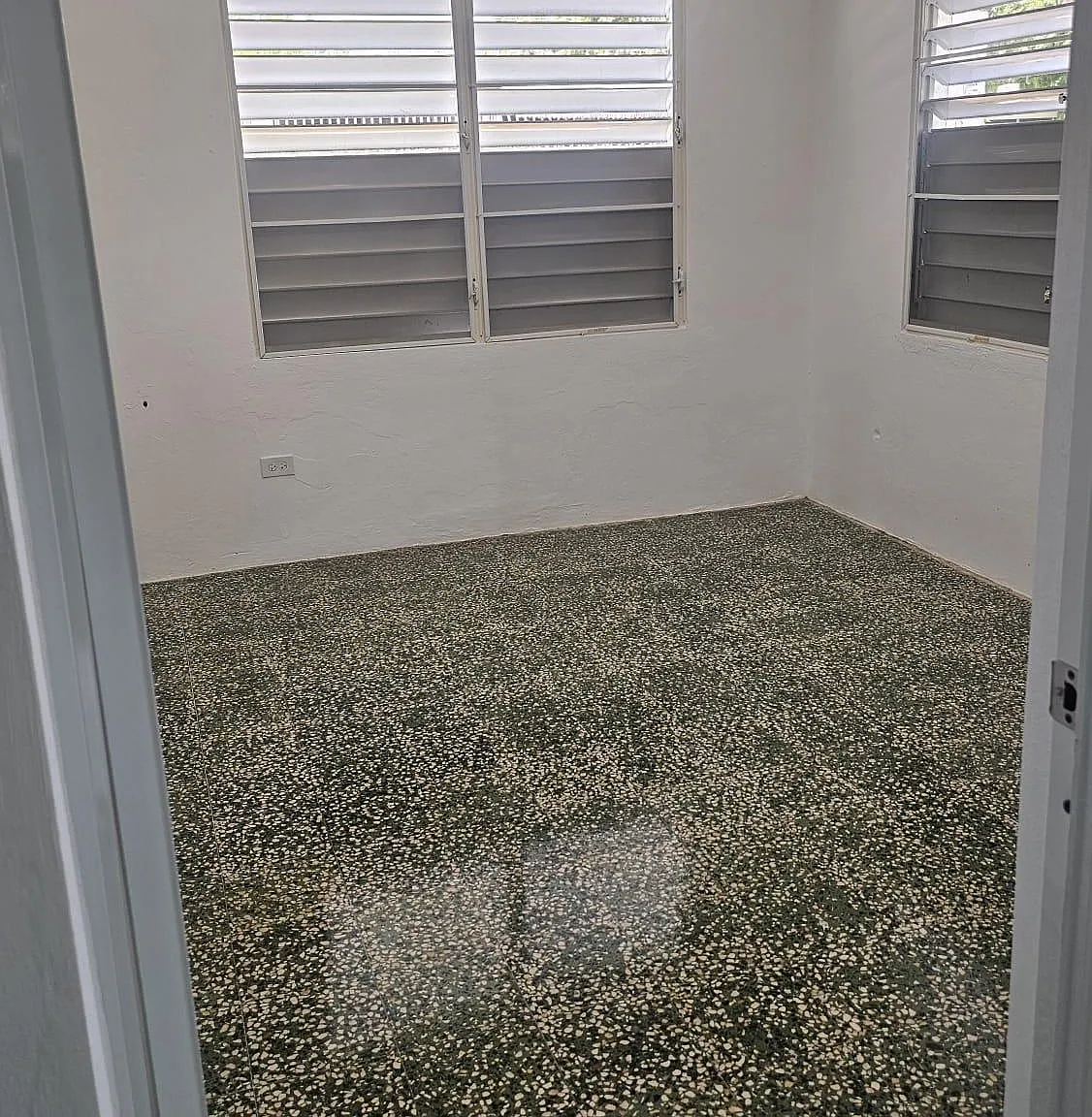 1 bed, 1.0 bath, 300 sqft, $850 — Photo 2