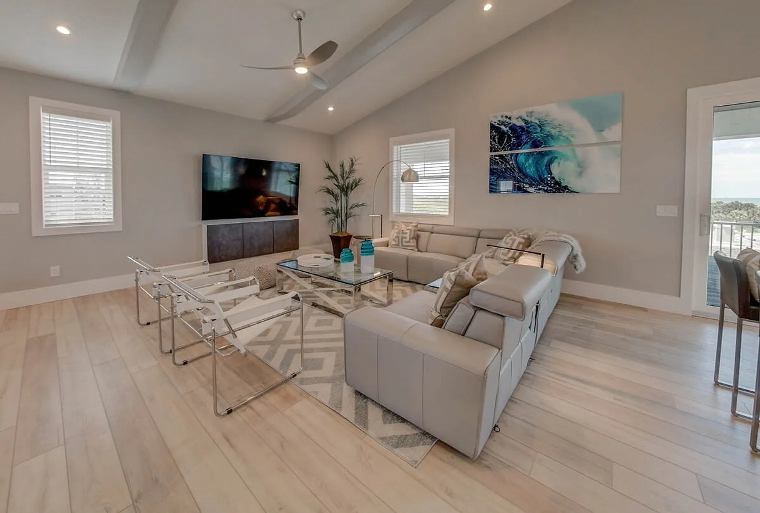 5 bed, 4.0 bath, 4499 sqft, $20,916 — Photo 2