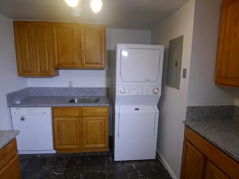 Kitchen, Washer/Dryer