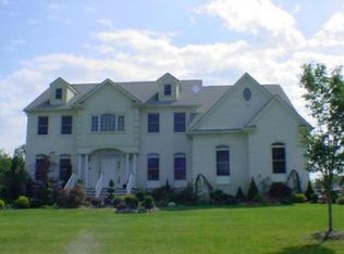 2 Woodmere Rd, Monroe, NJ 08831