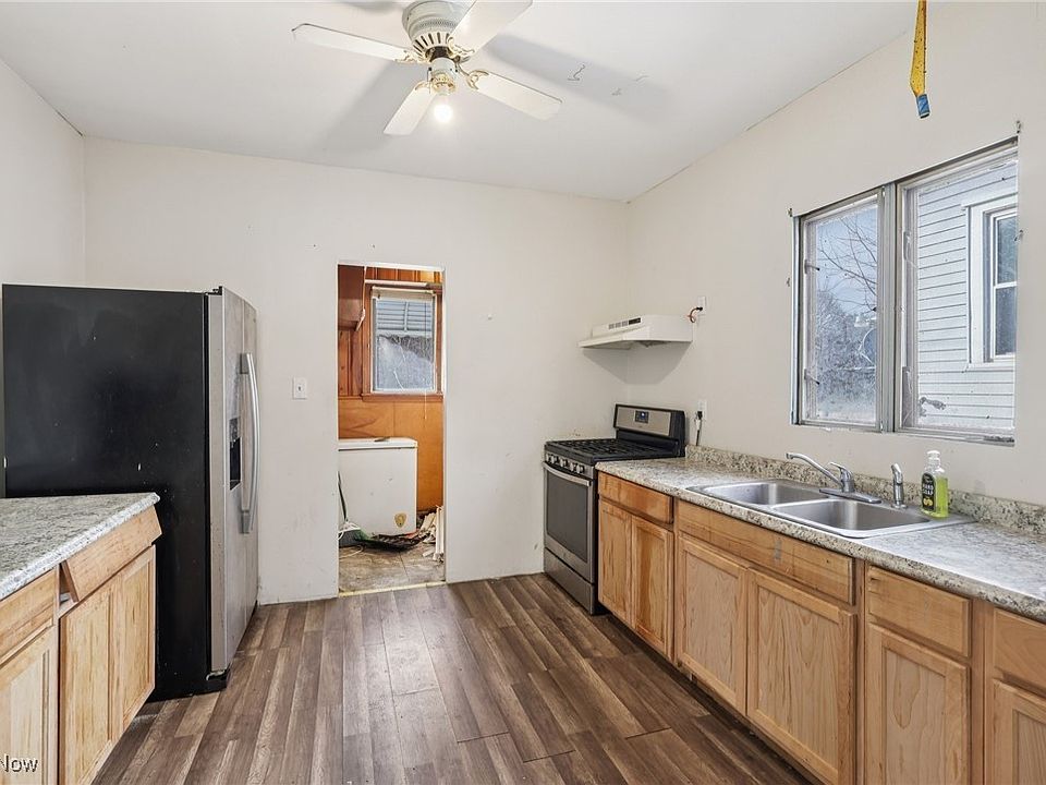 2nd image of 605 W Warren Ave