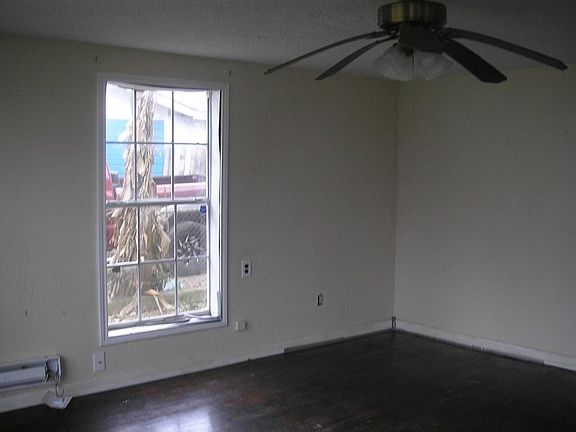 3rd image of 809 8th Ave N