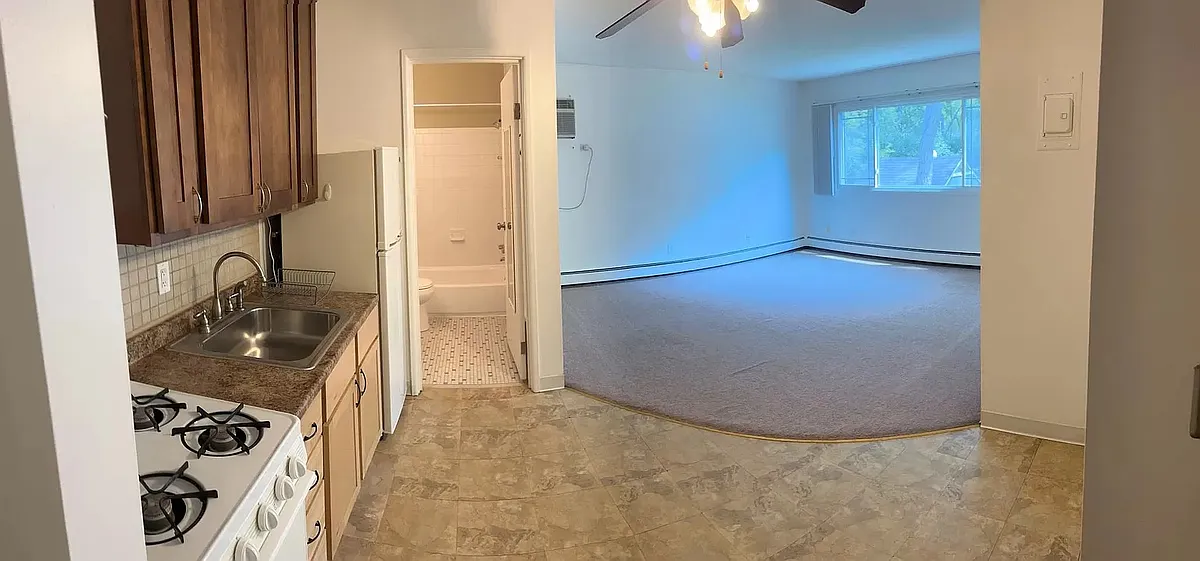 Studio apartment. - 1100 18th Ave SE #11