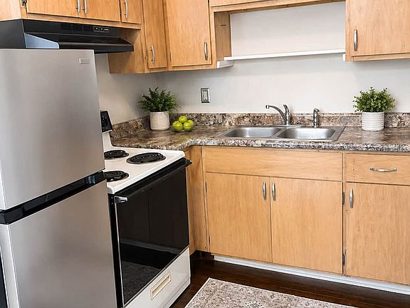 3rd image of 546 Augusta St APT 2