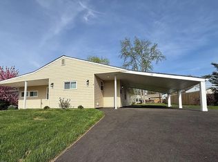 16 Barberry Ln, Levittown, PA 19054