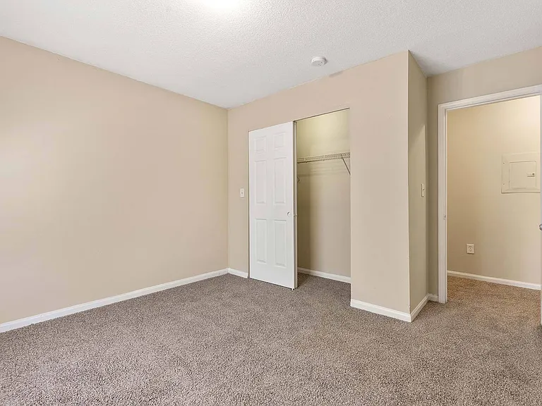 Alexander Crossing Apartments & Townhomes — Photo 18