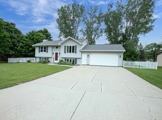 324 Nancy Ln, Pulaski, WI 54162