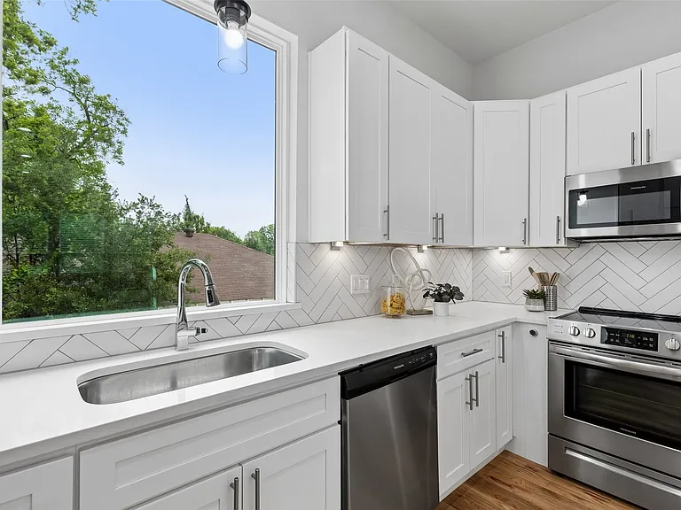 5647 Live Oak St #101 — Photo 13