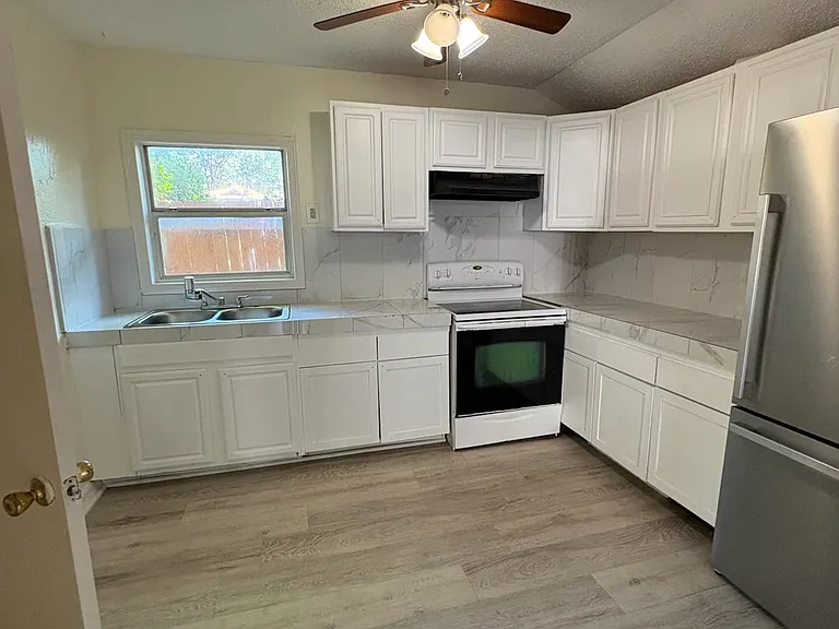 3910 Shelley Blvd — Photo 3