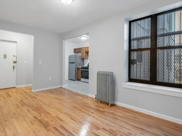 2410 Davidson Avenue image 3 of 11