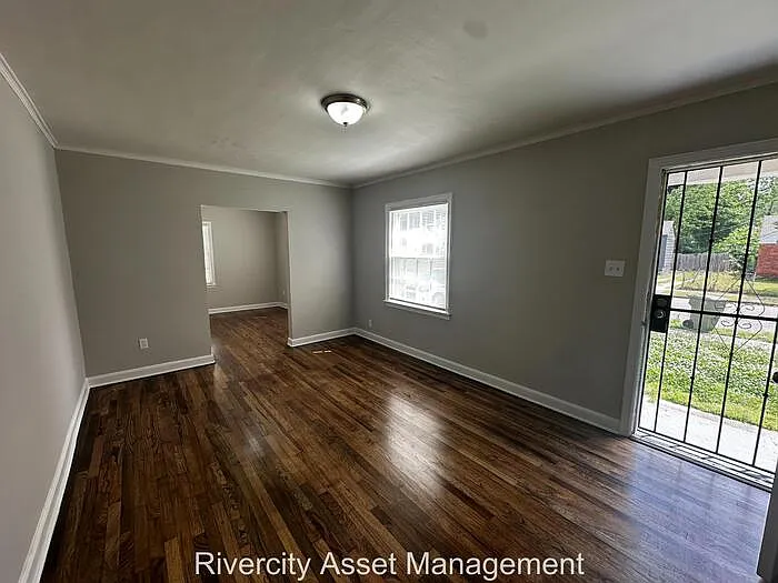 3 bed, 1.0 bath, 1368 sqft, $1,495 — Photo 2