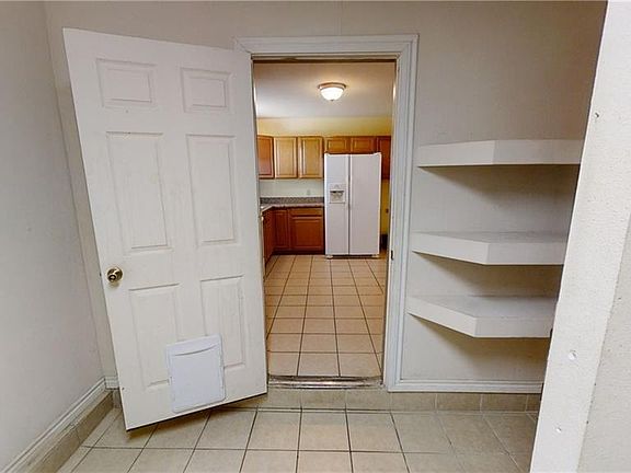 4th image of 710 Crockett Dr