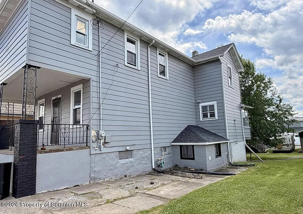 5 bed, 2.0 bath, 2310 sqft, $2,250 — Photo 2