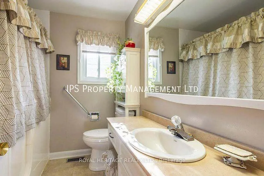 255 Farley Avenue, Belleville -3 Bed | 1 Bath | 4 Parking | Semi-Furnished — Photo 4