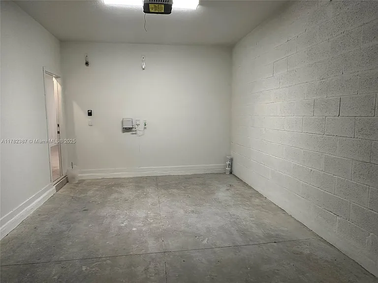 822 SW 11th Ter — Photo 10