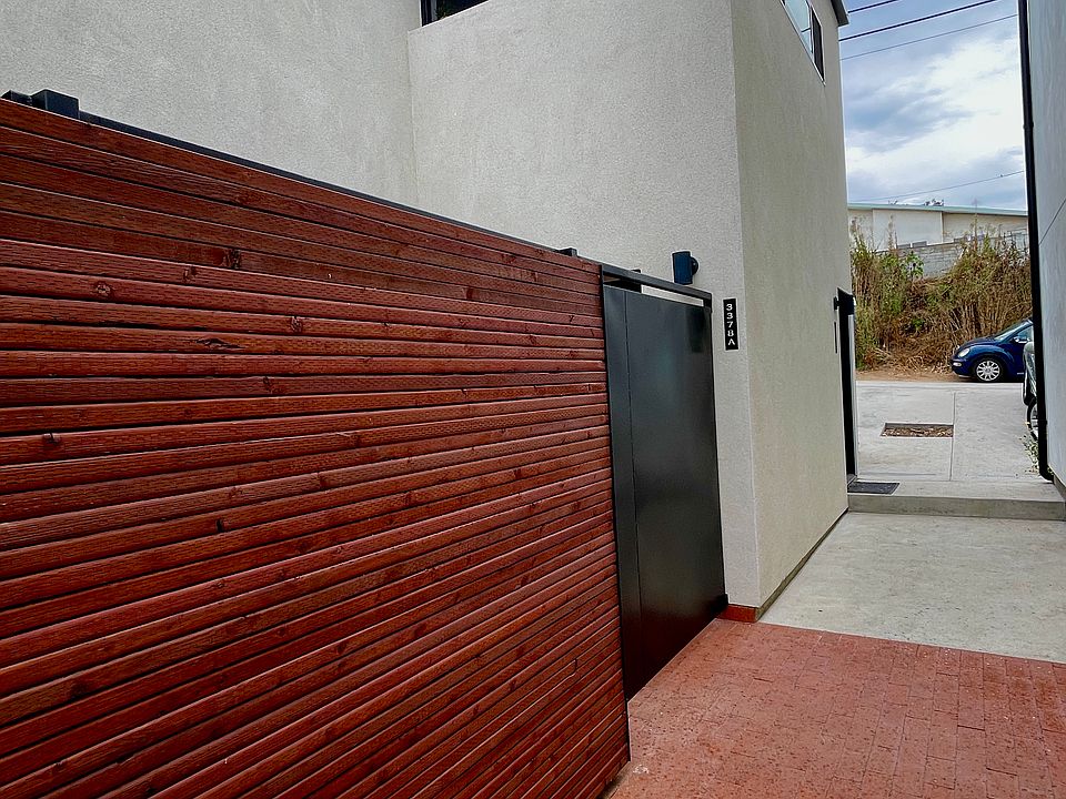 Patio's gate / Main entrance