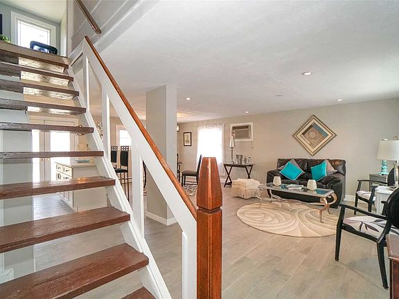 4th image of 20 Library Ln