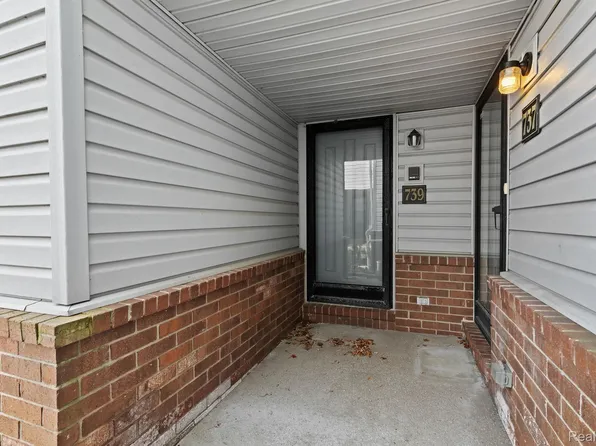 739 Claire Pointe Ct W, Saint Clair Shores, MI 48081