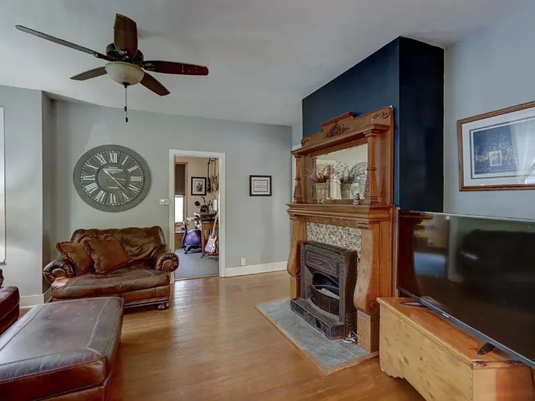 511 W Wisconsin St — Photo 16